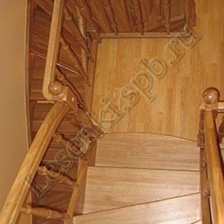 Фотография двух Г-образных лестниц из массива дуба с первого на третий этаж с Г-образной балюстрадой