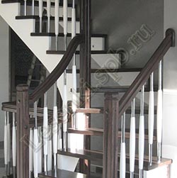 Фотография Г-образной, косоурной лестницы из массива ясеня с двухцветной тонировкой