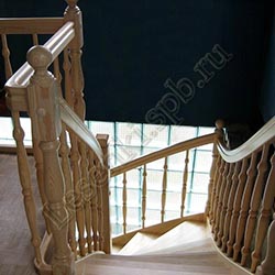 Фотография Г-образной лестницы из массива сосны, с ограждением с двух сторон, с Z-образной балюстрадой
