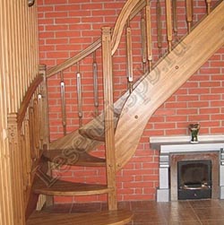 Фотография Г-образной, открытой лестницы из массива дуба с пригласительной ступенью, с гнутым подступенком, с радиусными ступенями, с ограждением с двух сторон по ходу марша