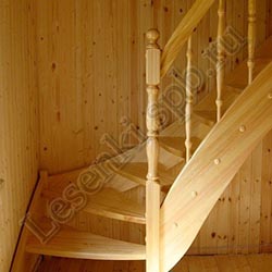 Фотография Г-образной, открытой  лестницы из массива сосны, с пригласительной и радиусными ступенями