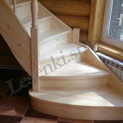 Фотография лестницы из массива сосны с бесцветным лаковым покрытием, с пригласительной и радиусными ступенями, закрытая