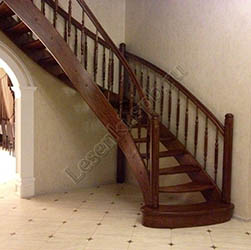 Фотография гнутой лестницы из массива дуба с тонировкой, открытая, с пригласительной ступенью, с гнутым подступенком, с ограждением с двух сторон по ходу марша