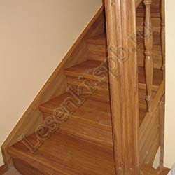 Фотография лестницы из массива дуба, с пригласительной ступенью с гнутым подступенком