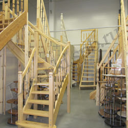 Фотография выставки готовых лестниц 2