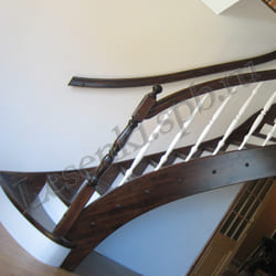 Фотография г-образной лестницы из массива дуба, с поворотом через забежные ступени на выходе, с пристеночным перилом