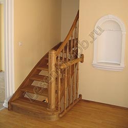 Фотография Г-образной лестницы из массива дуба с пригласительной ступенью, с гнутым подступенком