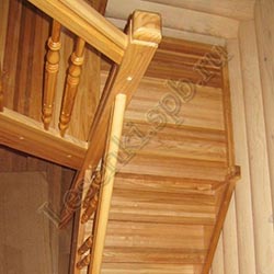 Фотография Г-образной лестницы из массива дуба с поворотом на 90 градусов через площадку, с парными балясинами на ограждении