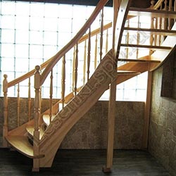 Фотография Г-образной лестницы из массива сосны с пригласительно-забежным начальным узлом, с радиусными ступенями, с ограждением с двух сторон