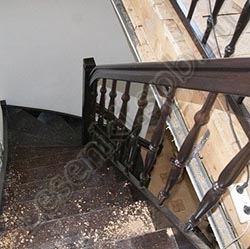 Фотография Г-образной лестницы из массива сосны с тонировкой