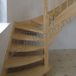Фотография г-образной лестницы из массива ясеня, с пригласительной и радиусными ступенями, с балюстрадой (ограждением) на втором этаже