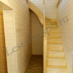 Фотография г-образной лестницы из массива сосны с бесцветным лаковым покрытием, с пригласительной ступенью с гнутым подступенком