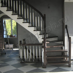 Фотография г-образной лестницы из массива ясеня, с поворотом через забежные ступени, с двухцветной тонировкой
