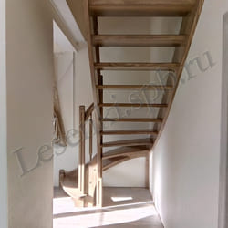 Фотография г-образной лестницы из массива ясеня с тонировкой и лаковым покрытием