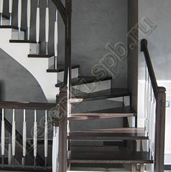 Фотография Г-образной лестницы на косоурах, из массива ясеня с двухцветной тонировкой