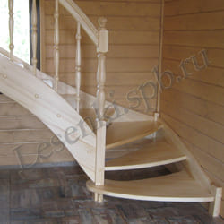 Фотография г-образной открытой лестницы из массива ясеня, с поворотом через забежные ступени, с пригласительной и радиусными ступенями