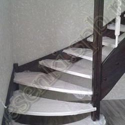 Фотография Г-образной, открытой лестницы с пригласительной и радиусными ступенями, с двухцветной тонировкой
