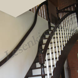 Фотография г-образной, закрытой лестницы, с пригласительной ступенью с гнутым подступенком