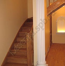 Фотография Г-образной, закрытой лестницы из массива дуба с пригласительной ступенью