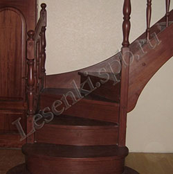 Фотография Г-образной, закрытой лестницы с подиумом из массива сосны с тонировкой