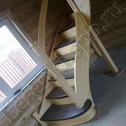 Фотография Г-образной, закрытой лестницы с пригласительной ступенью, с двухцветной тонировкой