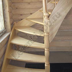 Фотография крутой Г-образной, открытой лестницы из массива сосны