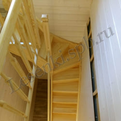 Фотография лестницы из массива сосны с поворотом на 90 градусов через забежные ступени