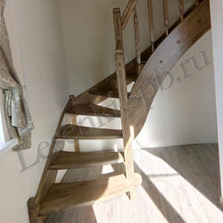 Фотография лестницы из массива ясеня с пригласительной и радиусными ступенями, открытая (без подступенков).