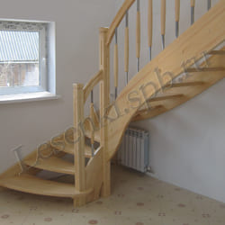 Фотография лестницы из массива ясеня с поворотом на 90 градусов, с ограждением, балясины с металлом