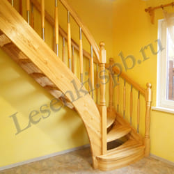 Фотография лестницы из массива ясеня с бесцветным лаковым покрытием, открытая, с пригласительной ступенью с гнутым подступенком, с радиусными ступенями