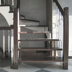 Фотография лестницы из массива ясеня на косоуре