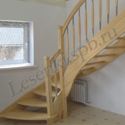 Фотография лестницы из массива ясеня, с поворотом через забежные ступени, с бесцветным лаковым покрытием