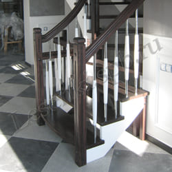 Фотография лестницы на косоуре, с двухцветной тонировкой: балясины и косоур с тонировкой в белый цвет; столбы, перила, ступени – в тёмный