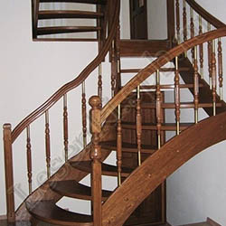 Фотография лестницы на полуэтаж из массива дуба с тонировкой, с гнутой тетивой и поручнем, с пригласительной ступенью, с гнутым подступенком, с радиусными ступенями, с ограждением с двух сторон