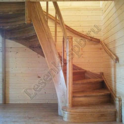 Фотография лестницы с поворотом на 180 градусов, закрытая, из массива дуба, с гнутой тетивой и поручнем, с пристеночным поручнем, с пригласительной ступенью