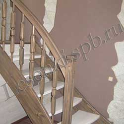 Фотография лестницы из сосны, комбинированная с дубом: белые ступени – массив дуба
