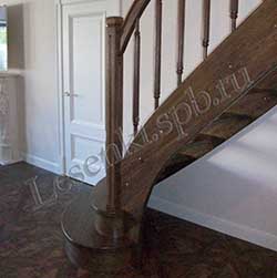 Фотография стильной и элегантной деревянной лестницы для гостиной на изящно изогнутой тетиве