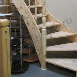 Фотография лестницы №11 эк. Готовая, Г-образная лестница с поворотом через забежные ступени, из хвои