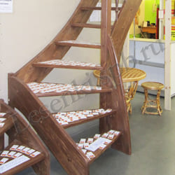 Фотография лестницы №10 эк. Готовая лестница, с поворотом на 90 градусов из хвои, без покрытия