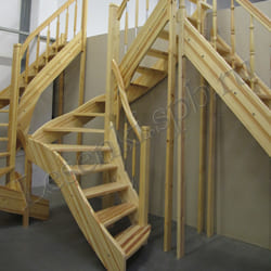 Фотография готовой П-образной лестницы, изготовленных по индивидуальным размерам и пожеланиям заказчика. Первая ступень – пригласительная. Балясины с металлом