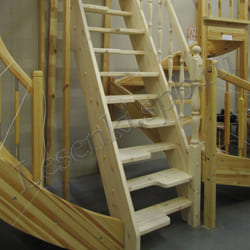Фотография лестницы ГШ-700,800,900 или ГШК-700,800,900. Готовая прямая лестница из хвои, без покрытия, со ступенями «гусиный шаг»
