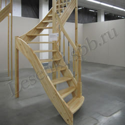 Фотография образца изготовления готовой Г-образной лестницы по размерам и пожеланиям заказчика. Первая ступень – пригласительная. Балясины с металлом